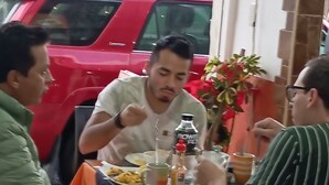 A group of people dining at an outdoor table with a red vehicle in the background. - Hotel Cristal Azul (Pedro Vicente Maldonado)
