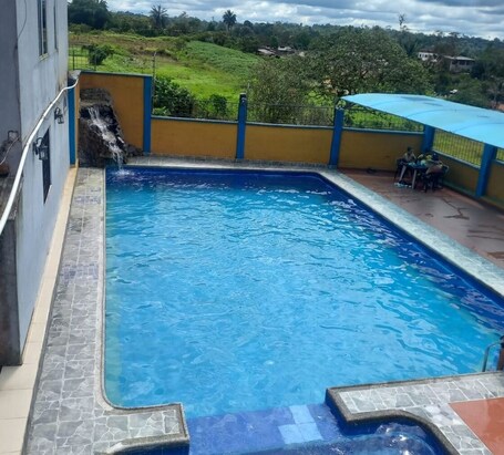 Cascada en la piscina