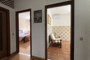 2 habitaciones, tabla de planchar con plancha, cuna de viaje y wifi 