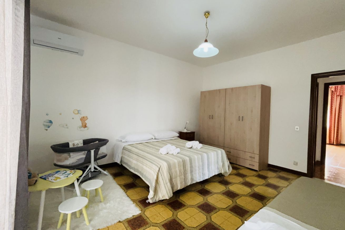 2 slaapkamers, een strijkplank/strijkijzer, reisbedje, wifi