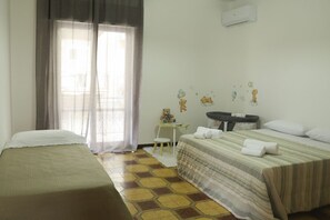 2 bedrooms, iron/ironing board, travel cot, WiFi - 5 Minutes' Walk from the Beach, with Two Bedrooms (Badolato Marina)