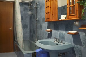 Sèche-cheveux, bidet, serviettes fournies
