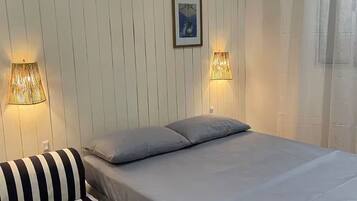 1 bedroom, desk, WiFi, bed sheets