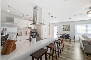 Kjøleskap, mikrobølgeovn, ovn og kokeplater