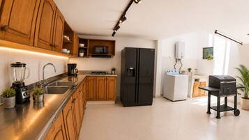 Coffee/tea maker, fridge, microwave, stovetop