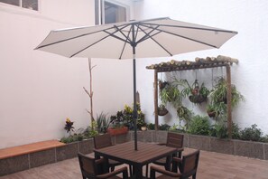 Outdoor dining - Classic Spacious Home, near Plaza Mayor and Laureles area.
Pet-Friendly. (Medellín)