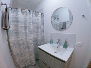 Haartrockner, Handtücher, Seife, Toilettenpapier