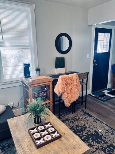 "COZY" 1BR and 1 BATH Suite in Bankview
