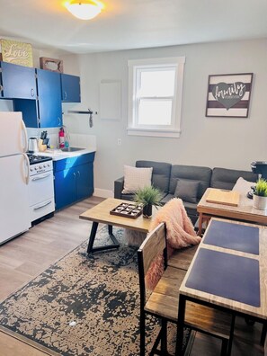 Interior - "COZY" 1BR and 1 BATH Suite in Bankview (Calgary)