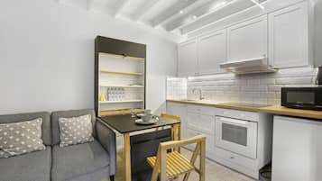 Køleskab, mikrobølgeovn, ovn, kogeplade