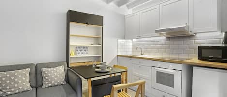 Frigorífic, microones, forn i placa de cuina