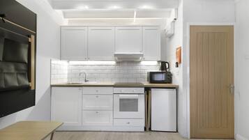 Køleskab, mikrobølgeovn, ovn, kogeplade