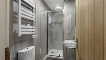 Ein modernes Badezimmer mit Glasdusche, Toilette und Waschbecken.