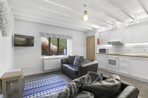 Smart-TV, Bücher, Stereoanlage