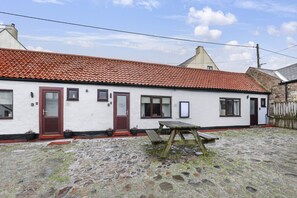 Outdoor dining - 1 Bedroom bolthole in Seahouses (Seahouses)