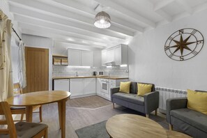 Smart TV, books, stereo - 1 Bedroom bolthole in Seahouses (Seahouses)