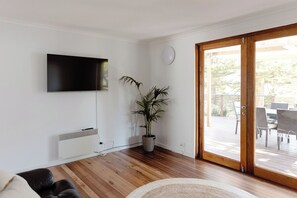 Smart TV, chimenea y tenis de mesa