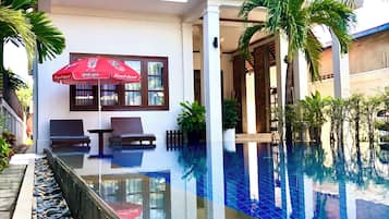 Deluxe Double Room, Balcony, Pool View | Living area