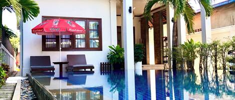 Chambre Double Deluxe, balcon, vue piscine | Coin séjour