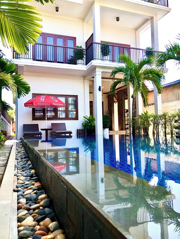 Deluxe-Doppelzimmer, Balkon, Poolblick | Wohnbereich