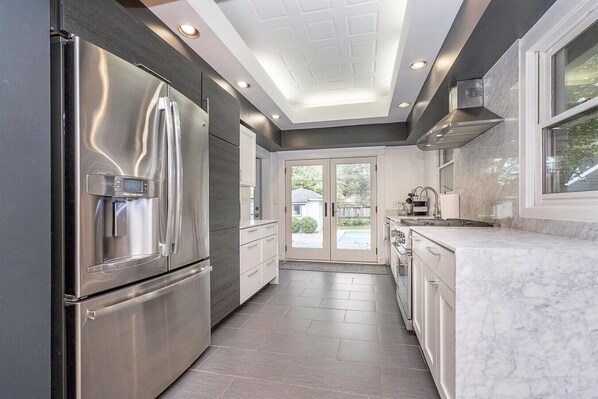 Fridge, microwave, oven, stovetop - Broad Ripple Villa w/ Pool (Indianapolis)