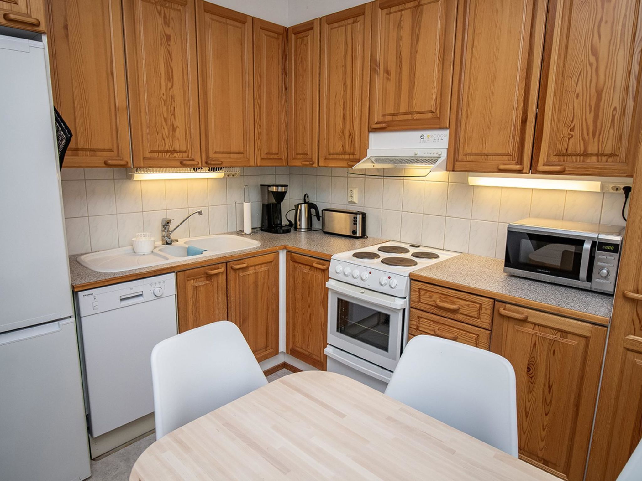 Fridge, microwave, dishwasher, cookware/dishes/utensils