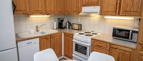 Fridge, microwave, dishwasher, cookware/dishes/utensils