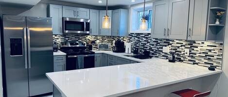 Køleskab, mikrobølgeovn, ovn, kogeplade