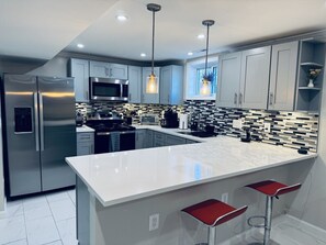 Réfrigérateur, four à micro-ondes, un four, surface de cuisson