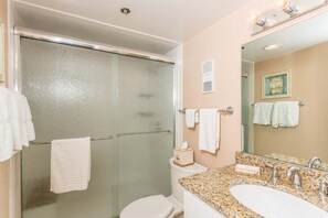 Douche, serviettes fournies