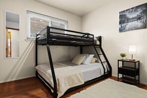 3 bedrooms, desk, iron/ironing board, travel crib - Newly Renovated GEM Work Crews Welcome (Lincoln Park)