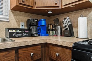 Fridge, microwave, oven, stovetop - Newly Renovated GEM Work Crews Welcome (Lincoln Park)