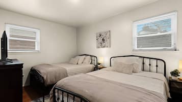 3 makuuhuonetta, työpöytä, silitysrauta/-lauta, vauvan matkasänky