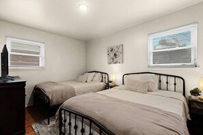 3 bedrooms, desk, iron/ironing board, travel crib - Newly Renovated GEM Work Crews Welcome (Lincoln Park)