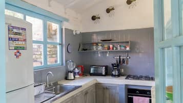 Réfrigérateur, four, plaque de cuisson, cafetière/bouilloire