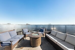 Property grounds - NEW! Unique Round Home w/ Rooftop Fire Pit, Retro Vinyl Lounge, & Modern Comfort (Dallas)