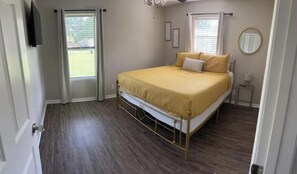 4 bedrooms, iron/ironing board, free WiFi, bed sheets - 4-bedroom home with fitness equip. WiFi, pool table, fire pit, huge backyard (Longview)