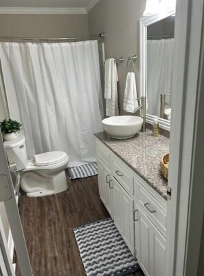 Handtücher, Seife, Shampoo, Toilettenpapier