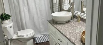 4-bedroom home with fitness equip. WiFi, pool table, fire pit, huge backyard
