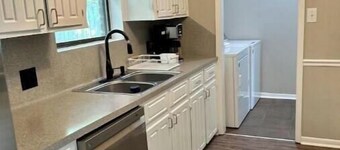 4-bedroom home with fitness equip. WiFi, pool table, fire pit, huge backyard