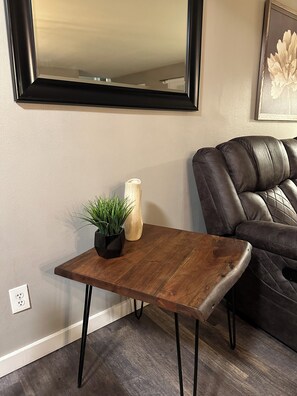 Smart TV, fireplace - Super COZY 3 BD Close To Everything You’ll Love It! Snacks Included (Anchorage)