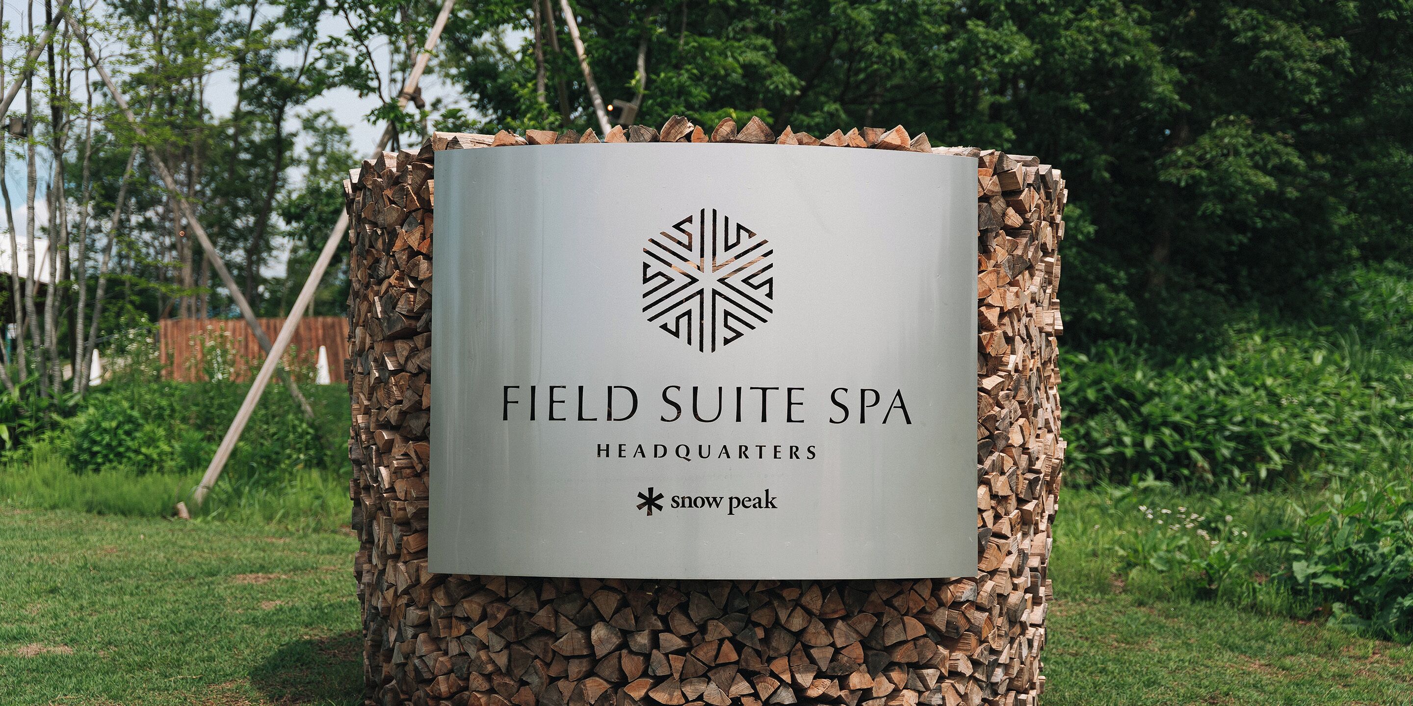 Une enseigne indiquant « Field Suite Spa », et précisant qu’il s’agit de son siège social.
