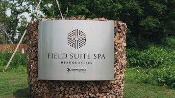 Une enseigne indiquant « Field Suite Spa », et précisant qu’il s’agit de son siège social.