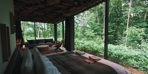 ジュニアスイート「Forest」ダブル 禁煙 | ノートパソコン用作業スペース、WiFi (無料)、ベッドシーツ