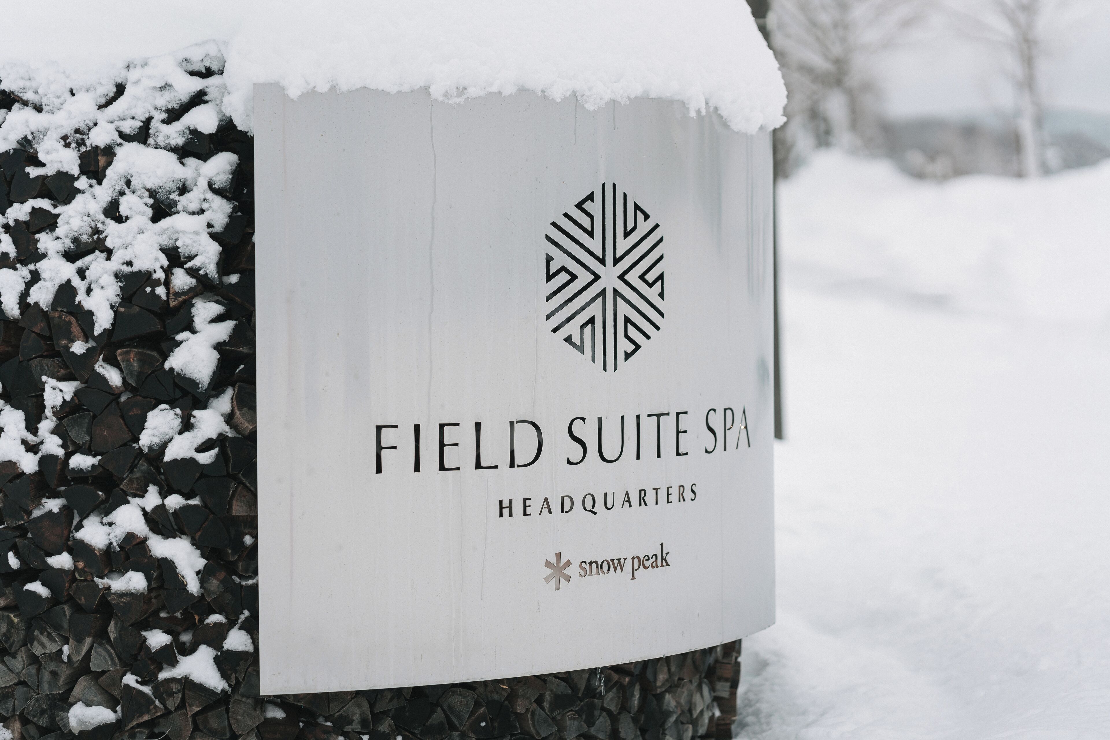 Señal para Field Suite Spa, indicando la ubicación de la sede.