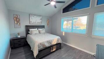 4 slaapkamers, een strijkplank/strijkijzer, gratis wifi, beddengoed