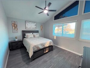 4 室のベッドルーム、アイロン / アイロン台、WiFi (無料)、ベッドシーツ