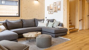 Una sala moderna con un sofá modular, una mesita de centro y una alfombra.