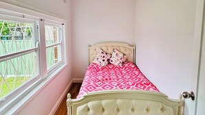 Une chambre à coucher avec un lit, une fenêtre et une porte.