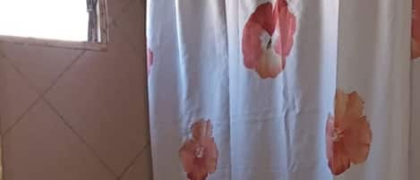 Bidet, jabón, papel de baño